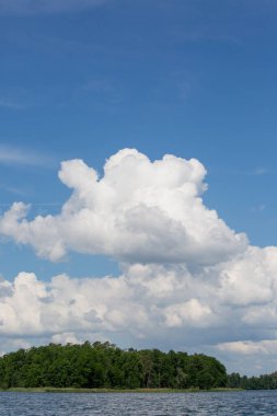 Güneşli bir günde Polonya Masuria Gölü 'nde yelkenli tekneleriyle. Resimli bulutlu gökyüzü, doğanın güzelliği, Masurian Gölü Toprakları, Polonya