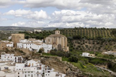 Setenil de las Bodegas, İspanya, Endülüs - 2 Nisan 2025: 15. yüzyıl Meryem Ana Kilisesi zeytin koruluğuyla çevrili.