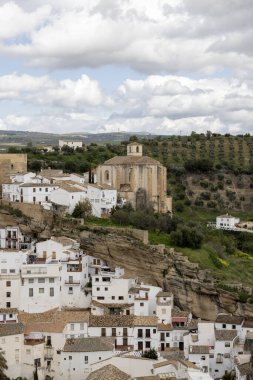 Setenil de las Bodegas, İspanya, Endülüs - 2 Nisan 2025: 15. yüzyıl Meryem Ana Kilisesi zeytin koruluğuyla çevrili.