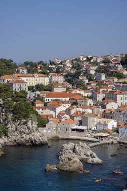 Dubrovnik, Hırvatistan - 27 Haziran 2023: Dubrovnik Batı Limanı Eski Duvarlar yakınlarındaki Adriyatik Denizi kıyısında küçük bir taş iskeleye sahip