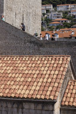 Dubrovnik, Hırvatistan - 27 Haziran 2023: Adriyatik Denizi kıyısındaki ortaçağ kentini çevreleyen Surlar etrafındaki turist yürüyüş rotası. Tarihi merkezi olan eski kasaba Dalmaçya incisi olarak bilinir.