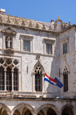 Dubrovnik, Hırvatistan - 27 Haziran 2023: Gotik-rönesans ortaçağ Sponza Sarayı da, Saat Kulesi 'nin yanındaki Luza Meydanı' nda bulunan Divona 'da yer alıyor.