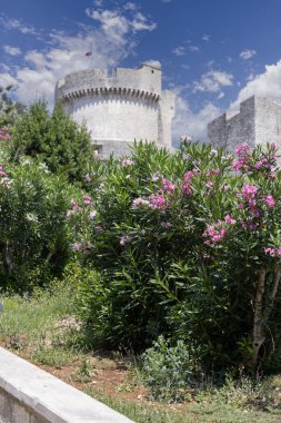 Dubrovnik, Hırvatistan - 27 Haziran 2023: Minceta, Adriyatik Denizi ile ortaçağ eski kentini çevreleyen şehir surlarında güçlendirilmiş kule. Tarihi merkezi olan eski kasaba Dalmaçya incisi olarak bilinir.