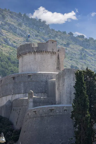 Dubrovnik, Hırvatistan - 27 Haziran 2023: Minceta, Adriyatik Denizi ile ortaçağ eski kentini çevreleyen şehir surları üzerinde güçlendirilmiş kule. Tarihi merkezi olan eski kasaba Dalmaçya incisi olarak bilinir.
