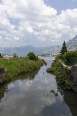 Kotor, Karadağ - 26 Haziran 2023: Picturesque Port of Kotor. Adriyatik Denizi kıyısında yer alır ve yüksek dağlarla çevrilidir.