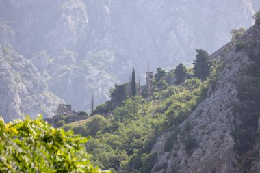 Kotor 'un tahkimatı, Karadağ' ın Kotor kentindeki bir yamaçta bulunan ortaçağ savunma surları. Savunma sisteminin doruk noktası St. John kalesidir.