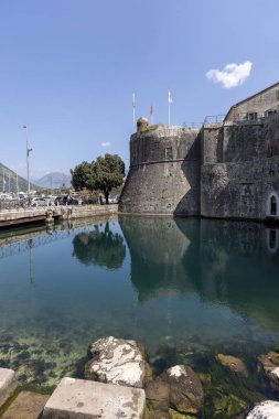 Kotor, Karadağ - 26 Haziran 2023: Ortaçağ Kale Duvarları ile Gurdic Kapısı (Güney Kapısı) arkasında, kentin tahkimatları kapsamında yer alan Eski Şehir Duvarları. 