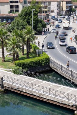 Kotor, Karadağ - 26 Haziran 2023: Adriyatik Denizi kıyısına giden ana caddenin Bastion Gurdiç 'inden görüntü