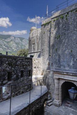 Kotor, Karadağ - 26 Haziran 2023: Ortaçağ Kale Duvarları ile Gurdic Kapısı (Güney Kapısı) arkasında, kentin tahkimatları kapsamında yer alan Eski Şehir Duvarları. 