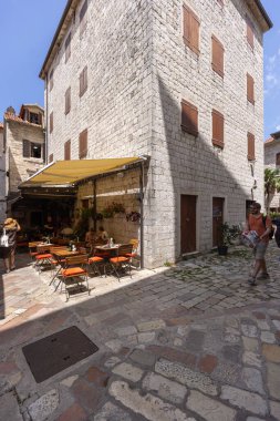 Kotor, Karadağ - 26 Haziran 2023: Eski Şehir 'de taş konutlarla çevrili, dış restoranları olan küçük bir kare
