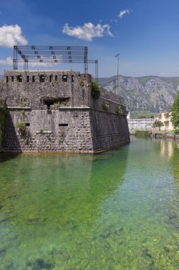 Kotor, Karadağ - 26 Haziran 2023: Scurda Nehri ve Bembo Kalesi 'nden nehir kapısına (Kuzey Kapısı) uzanan ortaçağ taş şehir duvarları)