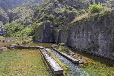Kotor, Karadağ - 26 Haziran 2023: Eski Hidroelektrik Santrali, Scurda Nehri manzarası ve nehir kapısından (Kuzey Kapısı) geçen pitoresk kanyon)