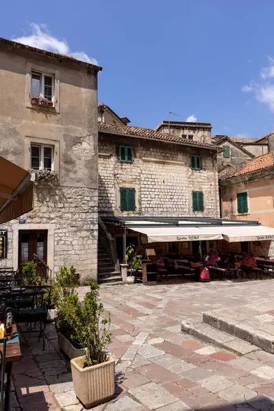 Kotor, Karadağ - 26 Haziran 2023: Eski Şehir 'de taş konutlarla çevrili, dış restoranları olan küçük bir kare