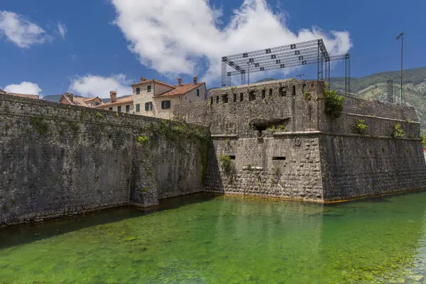 Kotor, Karadağ - 26 Haziran 2023: Scurda Nehri ve Bembo Kalesi 'nden nehir kapısına (Kuzey Kapısı) uzanan ortaçağ taş şehir duvarları)