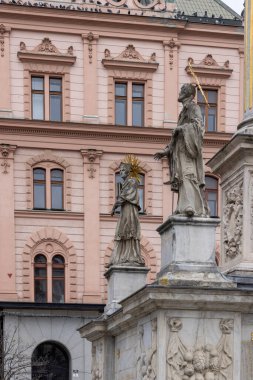 Brno, Moravia, Çek Cumhuriyeti - 5 Mart 2023 - 17. Yüzyıl Veba Sütunu (Morovy sloup) Özgürlük Meydanı 'nda yer almaktadır. Salgının sona ermesinin anısına inşa edildi.