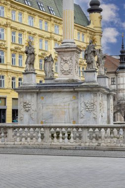Brno, Moravia, Çek Cumhuriyeti - 5 Mart 2023 - 17. Yüzyıl Veba Sütunu (Morovy sloup) Özgürlük Meydanı 'nda yer almaktadır. Salgının sona ermesinin anısına inşa edildi.