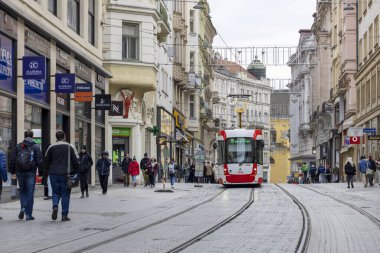 Brno, Çek Cumhuriyeti, Moravya - 5 Mart 2023: Kırmızı tramvaylı Masarykova Caddesi manzarası. Masarykova Caddesi, Brno 'nun en işlek caddesidir.