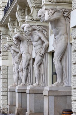 Brno, Çek Cumhuriyeti - 5 Mart 2023: Dört Dev Evi 'nin dört adam figürlü olağanüstü binası. 1902 'de Özgürlük Meydanı' nda inşa edildi.
