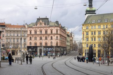Brno, Çek Cumhuriyeti - 5 Mart 2023: Renkli apartman evleri ve Brno astronomik saati ile şehir merkezinde Özgürlük Meydanı, kurşun şeklinde siyah taş saat