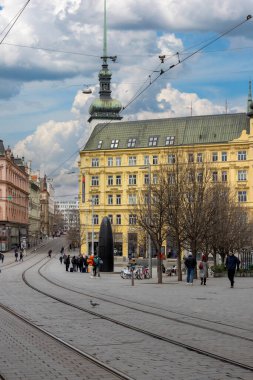 Brno, Çek Cumhuriyeti - 5 Mart 2023: Renkli apartman evleri ve Brno astronomik saati ile şehir merkezinde Özgürlük Meydanı, kurşun şeklinde siyah taş saat