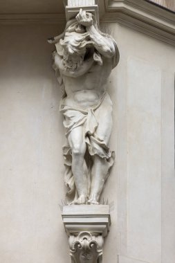 Brno, Çek Cumhuriyeti, Moravya - 5 Mart 2023: Özgürlük Meydanı 'ndan Masarykova Caddesi' ne kadar uzanan tarihi apartman binasının önündeki bir adam heykeli