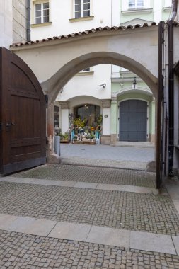 Brno, Çek Cumhuriyeti, Moravya - 5 Mart 2023: Eski belediye binasının avlusundan çıkış kapısı