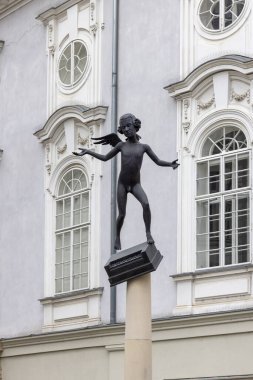 Brno, Çek Cumhuriyeti, Moravya - 5 Mart 2023: 11 Avusturyalı besteci Wolfgang Amadeus Mozart Zelny trh (lahana pazarı) heykeli. Küçük Mozart küçük bir kanadı olan bir piyanonun üzerinde duruyor.