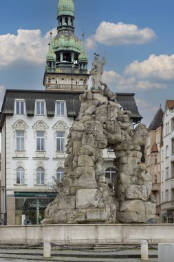 Brno, Çek Cumhuriyeti, Moravya - 5 Mart 2023 - Zelny trh Meydanı 'ndaki Barok Parnas Çeşmesi (lahana Pazarı). 13. yüzyılın saat kulesi Ortaçağ Eski Belediye Binası