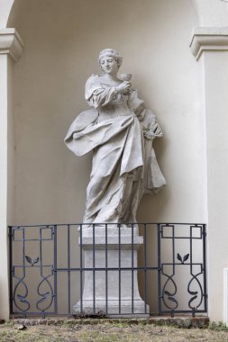 Brno, Çek Cumhuriyeti, Moravya - 5 Mart 2023: Aziz Barbara 'nın Aziz Peter ve Paul Katedrali önündeki heykeli