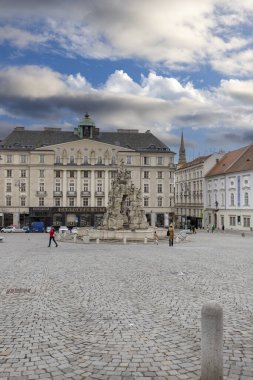 Brno, Çek Cumhuriyeti, Moravya - 5 Mart 2023 - Zelny trh Meydanı 'ndaki Barok Parnas Çeşmesi (lahana Pazarı). Birçok alegorik figür ve efsanevi hayvanlarla süslenmiştir.