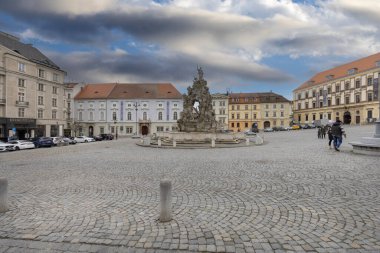 Brno, Çek Cumhuriyeti, Moravya - 5 Mart 2023 - Zelny trh Meydanı 'ndaki Barok Parnas Çeşmesi (lahana Pazarı). Birçok alegorik figür ve efsanevi hayvanlarla süslenmiştir.