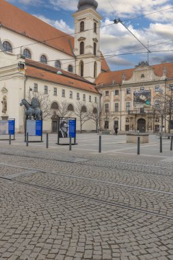 Brno, Çek Cumhuriyeti, Moravya - 5 Mart 2023: St. Thomas Kilisesi ile Moravya Meydanı, Margrave Jobst 'un binicilik heykeli. Heykel, cesaret alegorisidir.