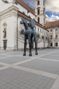 Brno, Çek Cumhuriyeti, Moravya - 5 Mart 2023: St. Thomas Kilisesi 'nin önündeki Moravya Meydanı' ndaki Margrave Jobst of Lüksemburg Heykeli. Heykel, cesaret alegorisidir.
