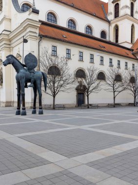 Brno, Çek Cumhuriyeti, Moravya - 5 Mart 2023: St. Thomas Kilisesi 'nin önündeki Moravya Meydanı' ndaki Margrave Jobst of Lüksemburg Heykeli. Heykel, cesaret alegorisidir.