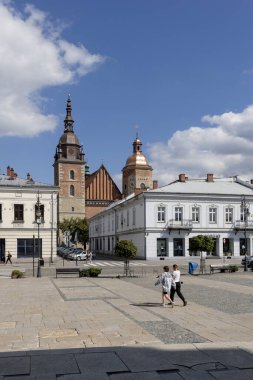 Nowy Sacz, Polonya - 30 Ağustos 2022: Güneşli bir günde Pazar Meydanı manzarası. Polonya 'nın güneyindeki Küçük Voyvoda' da bir şehirdir. Uzakta St. Malgorzata Üniversite Bazilikası 'nın kuleleri 