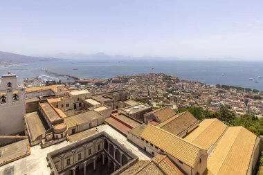 Napoli, İtalya - 27 Haziran 2021: Castel Sant 'Elmo' dan Certosa di San Martino. 
