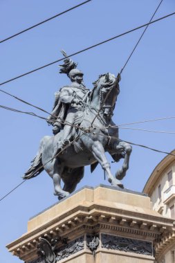 Napoli, İtalya - 27 Haziran 2021: Vittorio Emanuele II 'nin Binicilik Heykeli, Piazza Giovanni Bovio' daki anıt