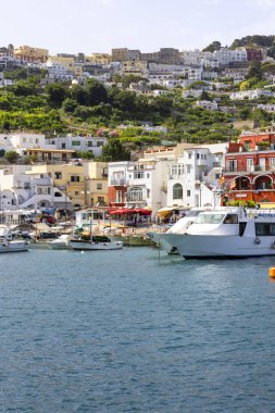 Capri Adası, İtalya - 28 Haziran 2021: Marina Grande, Capri şehri açıklarındaki ana turizm limanı