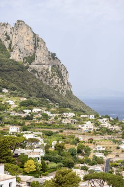 Capri Adası, İtalya - 28 Haziran 2021: Umberto I Meydanı (La Piazzetta) ve Tyrhenian Denizi kıyısındaki terastan görüş