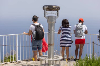 Capri Adası, İtalya - 28 Haziran 2021: Monte Solaro (Monte Solaro Punto Panoramico) üzerinde Tyrhenian Denizi manzaralı bir grup turist. Anacapri 'deki Capri Adası' nın en yüksek noktasıdır.
