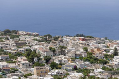 Capri Adası, İtalya - 28 Haziran 2021: Anacapri 'deki Monte Solaro' dan Piazza Vittoria of Anacapri şehir panoramasından görüntüler