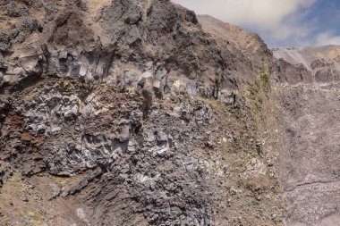 İtalya 'daki Vezüv Dağı volkan kraterinin içi. Napoli Körfezi üzerinde, Campania 'da, Napoli' ye yaklaşık 9 km uzaklıkta yer almaktadır.