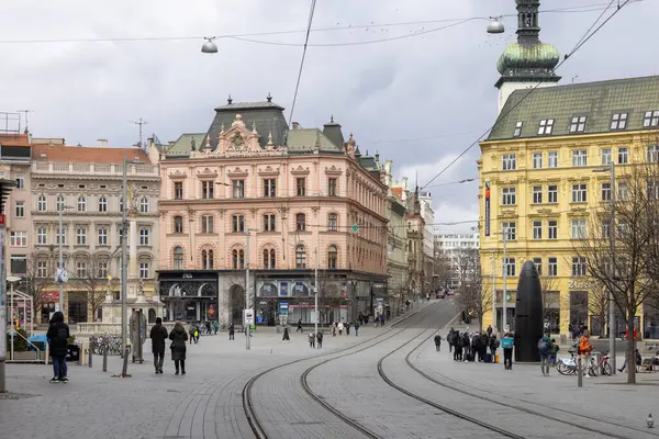 Brno, Çek Cumhuriyeti - 5 Mart 2023: Renkli apartman evleri ve Brno astronomik saati ile şehir merkezinde Özgürlük Meydanı, kurşun şeklinde siyah taş saat