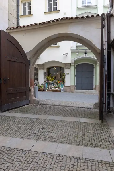 Brno, Çek Cumhuriyeti, Moravya - 5 Mart 2023: Eski belediye binasının avlusundan çıkış kapısı
