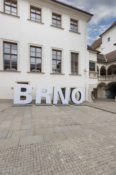 Brno, Çek Cumhuriyeti - 5 Mart 2023: Eski Belediye Binası, Gotik Rönesans avlusu, Brno şehrinin adının yazılı olduğu büyük harfler.