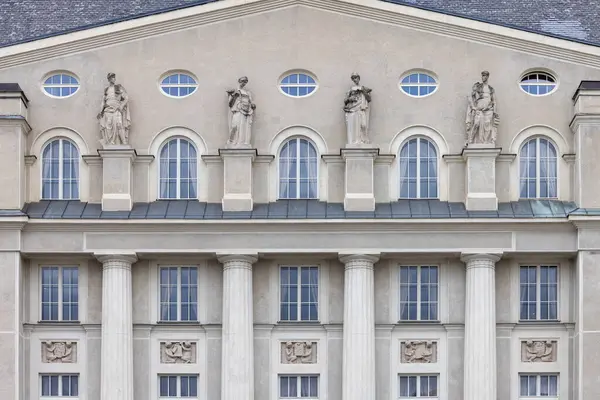 Brno, Çek Cumhuriyeti, Moravya - 5 Mart 2023: Zelny trh Meydanı 'ndaki tarihi otel binası, dekoratif cephe