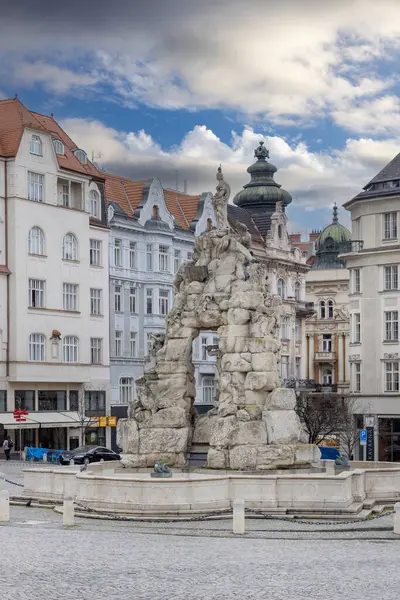 Brno, Çek Cumhuriyeti, Moravya - 5 Mart 2023 - Zelny trh Meydanı 'ndaki Barok Parnas Çeşmesi (lahana Pazarı). Birçok alegorik figür ve efsanevi hayvanlarla süslenmiştir.