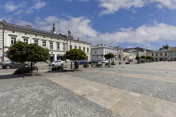 Nowy Sacz, Polonya - 30 Ağustos 2022: Güneşli bir günde Pazar Meydanı manzarası. Polonya 'nın güneyindeki Küçük Voyvoda' da bir şehirdir. Uzakta St. Malgorzata Üniversite Bazilikası 'nın kuleleri 