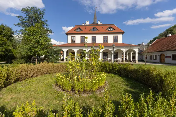 Nowy Sacz, Polonya - 30 Ağustos 2022: Galiçya 'nın küçük bir kasabasının 19. ve 20. yüzyıllar başından itibaren yeniden inşası, belediye binası, Sadecki Ethnographic Park