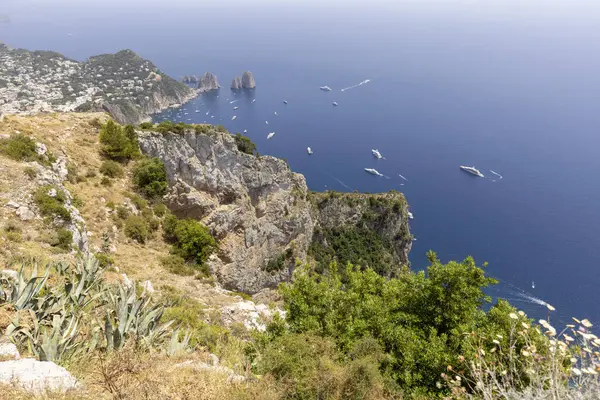 Faraglioni, İtalya 'nın Capri adasının dışındaki Napoli Körfezi' ndeki üç küçük kayalık adanın Monte Solaro 'dan havadan görüntüsü. Dalgaların aşındırdığı ünlü bir kıyı kayası oluşumu. Tyrhenian Denizi 'nin resimli kayalık kıyıları